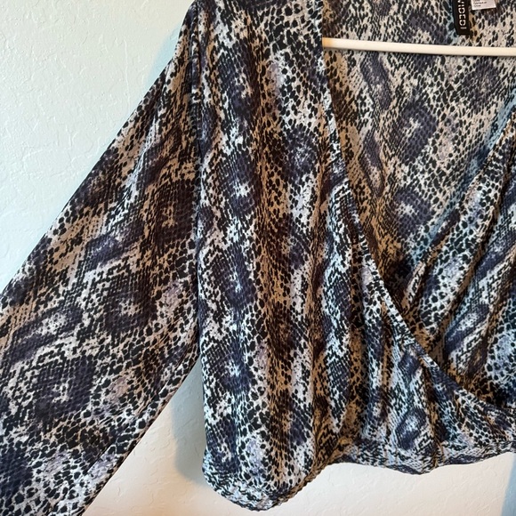 H&M SNAKE PRINT CROSS OVER BLOUSE - Picture 8 of 9